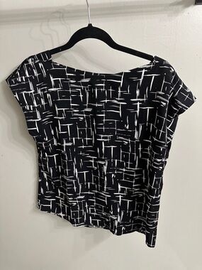 Black and White Patterned Women's Top